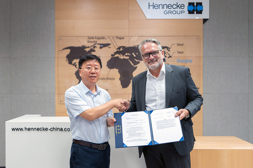 Unterzeichnung der Kooperationsvereinbarung bei Hennecke Machinery Shanghai am 29. Juli 2025. Von l. nach r.: James Zhang, stellvertretender Geschäftsführer YIZUMI und Thomas Wildt, CEO der Hennecke GROUP. Unterzeichnung der Kooperationsvereinbarung bei Hennecke Machinery Shanghai am 29. Juli 2025. Von l. nach r.: James Zhang, stellvertretender Geschäftsführer YIZUMI und Thomas Wildt, CEO der Hennecke GROUP.