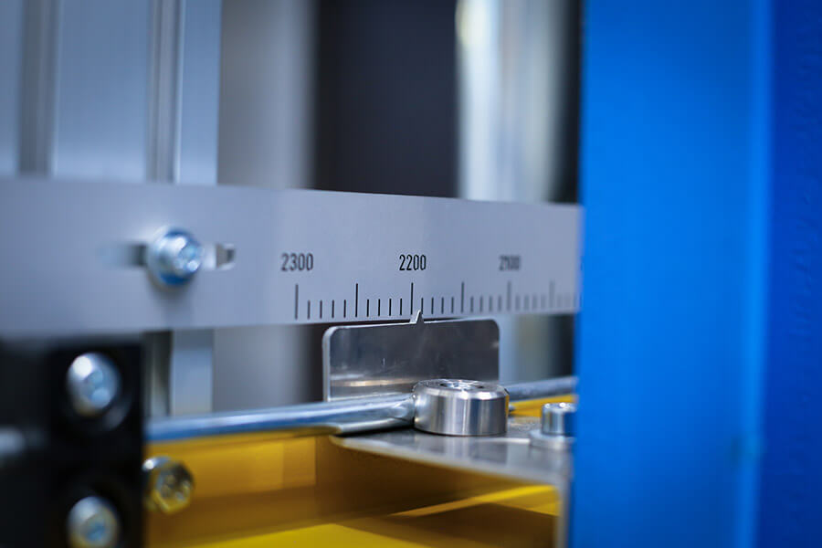 Die schnelle und komfortable Verstellmöglichkeit verringert die Rüstzeit erheblich und ermöglicht die präzise Einstellung der erforderlichen Schäumbreite zwischen 1550 und 2300 mm.